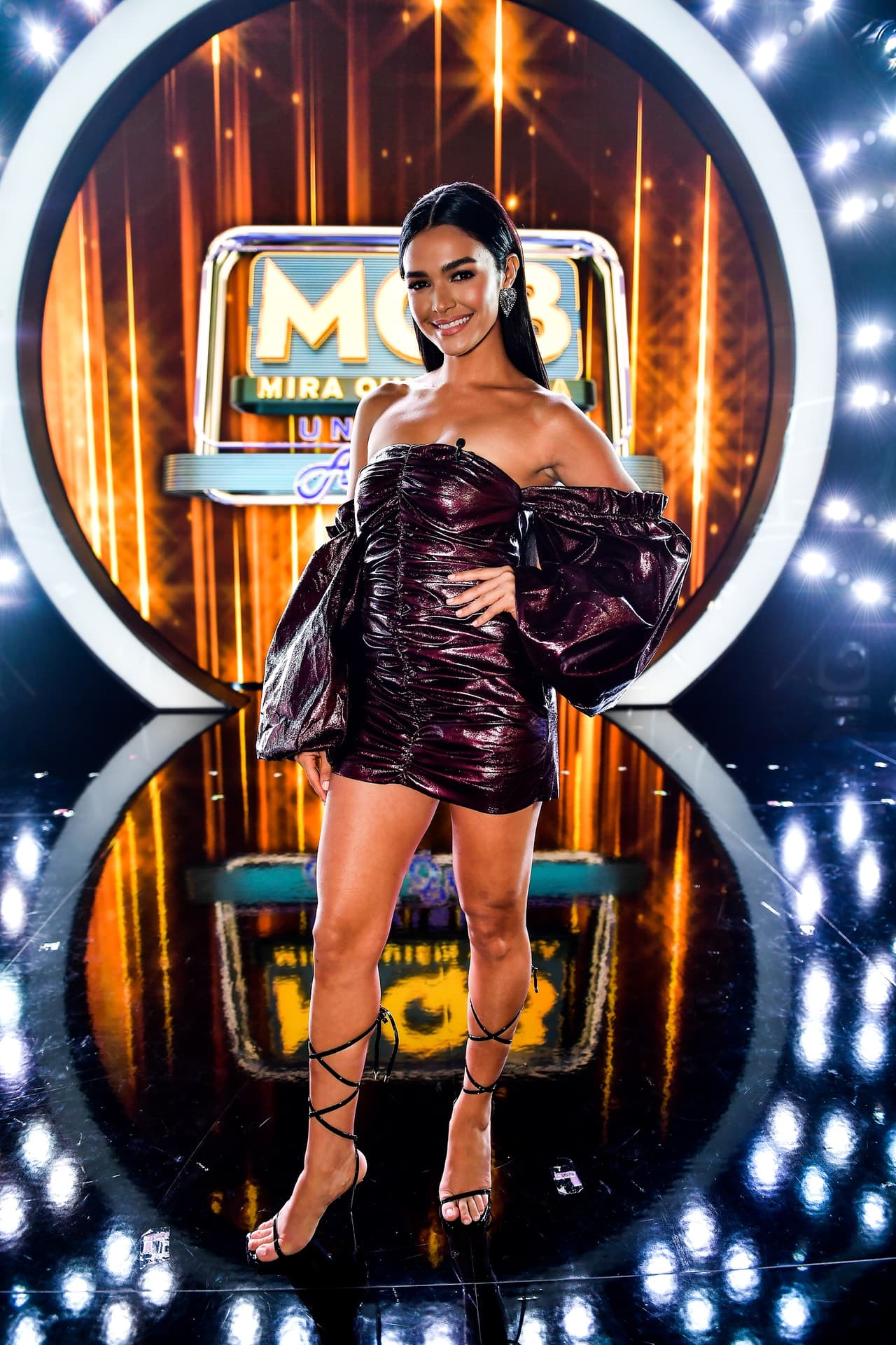 Este minivestido color púrpura estilo metálico y unas amplias mangas, hizo que Kiara Liz brillara en la segunda gala de Mira Quién Baila 2021.