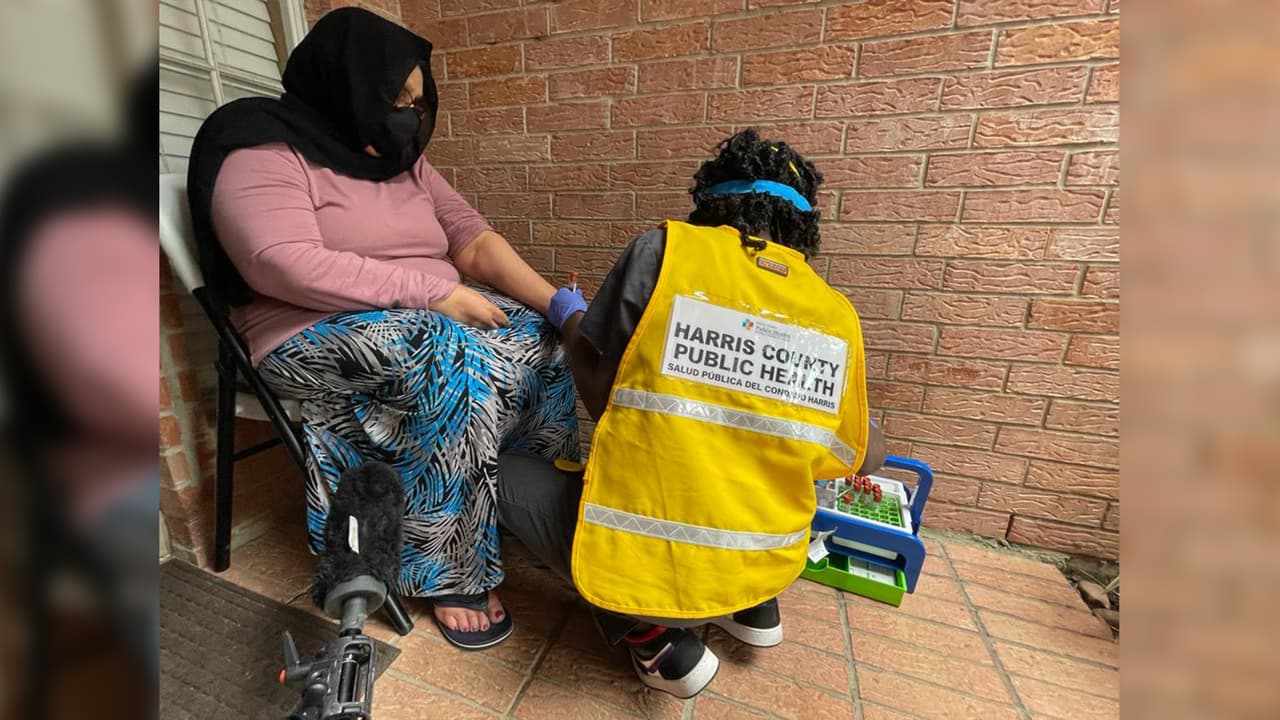 De acuerdo con el Departamento de Salud, los empleados que toquen sus puertas podrán ser identificados porque vestirán un chaleco amarillo.