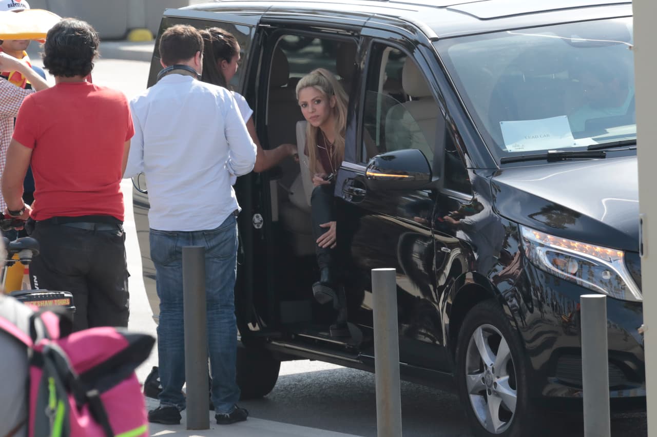 Shakira, con pantalones de cuero en la primera de Barcelona, y una gorra que dice "I love Barcelona".