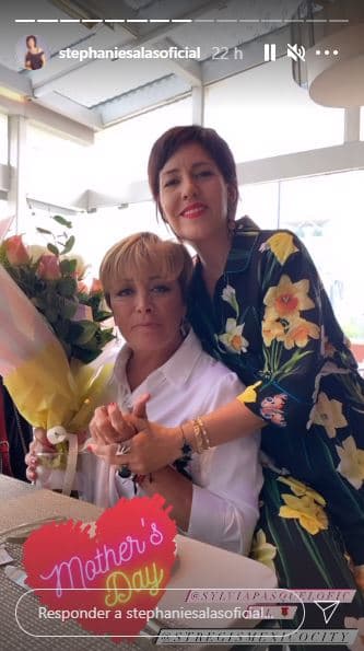 Stephanie hizo lo propio con su mamá, con quien se fotografió en medio del festejo que organizaron en un hotel de la Ciudad de México. Además del parecido que guardan su frente, mirada, nariz y mandíbula, madre e hija tienen un corte de cabello similar.