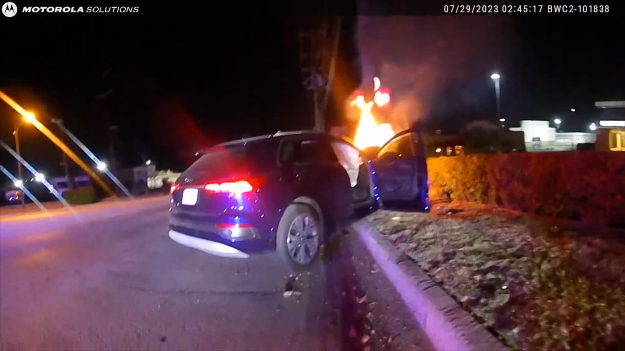 La parte delantera del auto ardía en llamas, tras el impacto contra un poste. La policía investiga si el incidente fue por exceso de velocidad.