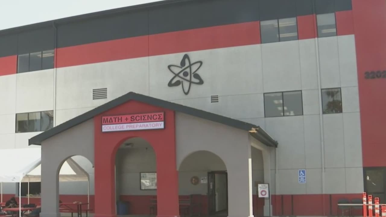 La mayoría de estudiantes de esta preparatoria en el sur de Los Ángeles son aceptados en la universidad
