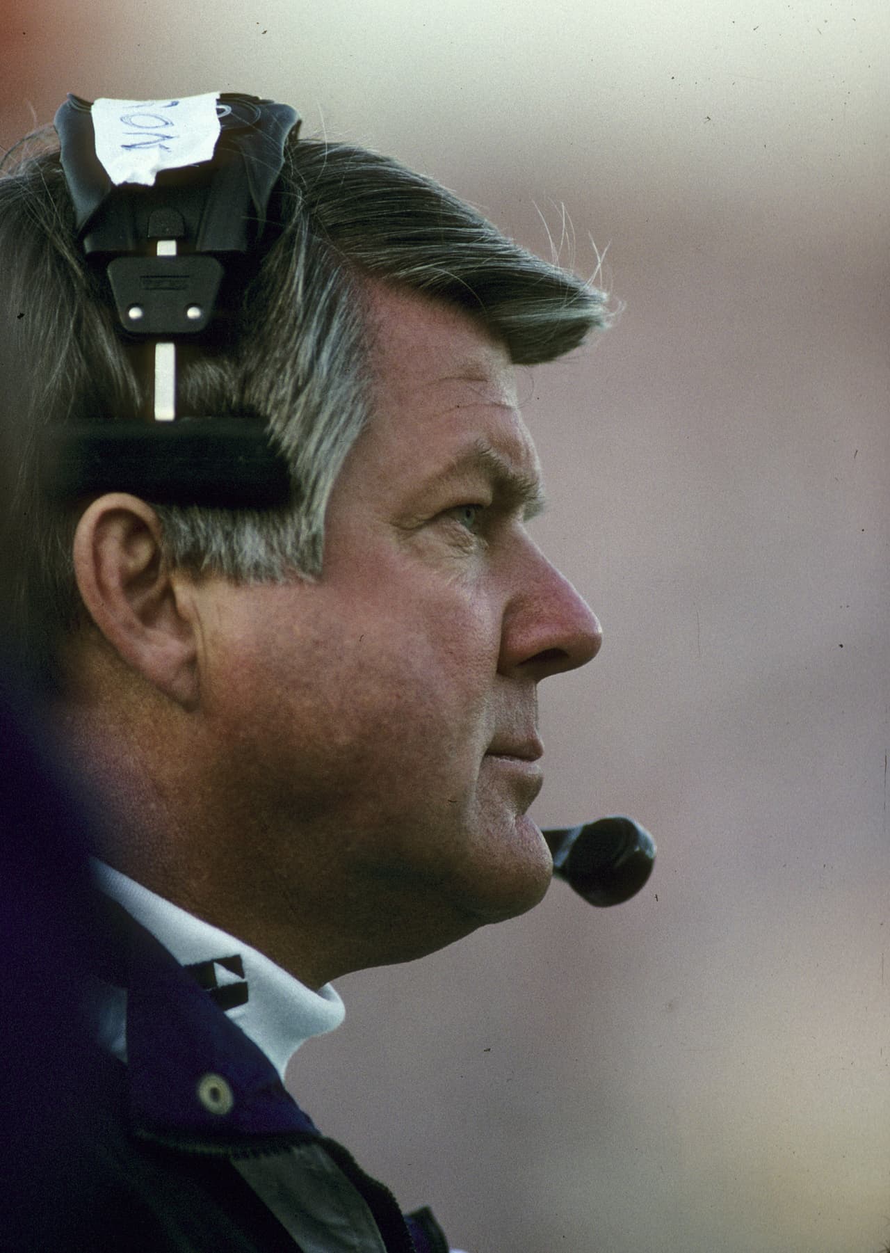 Jimmy Johnson llegó para convertirse en el cerebro operativo dentro del terreno de juego. Fue la pieza clave en la estructura de Jerry Jones. Hizo los movimientos de personal necesarios y se rodeó de gente disciplinada. Primer entrenador en la historia que se corona en colegial y luego gana un Super Bowl.