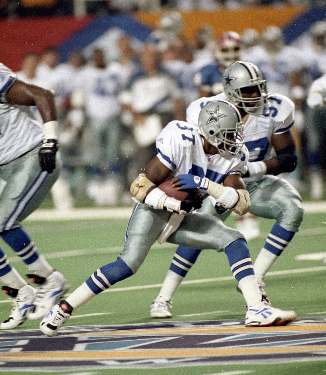 El safety James Washington de los Cowboys, fue el jugador que provocó el cambio en el partido. Los Bills dominaron la primera mitad hasta que Washington apareció forzando balones sueltos e intercepciones, así como un buen número de tackleadas, debió ser considerado para el MVP.