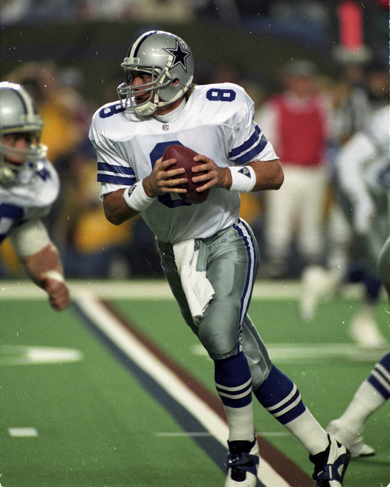 Troy Aikman llegó al Super Bowl XXVIII con síntomas de conmoción cerebral. Apenas una semana antes, durante el Campeonato de la NFC contra San Francisco, había sufrido un fuerte golpe en la cabeza. Luego confesó que no recordaba nada de lo ocurrido en la primera mitad del Super Bowl.