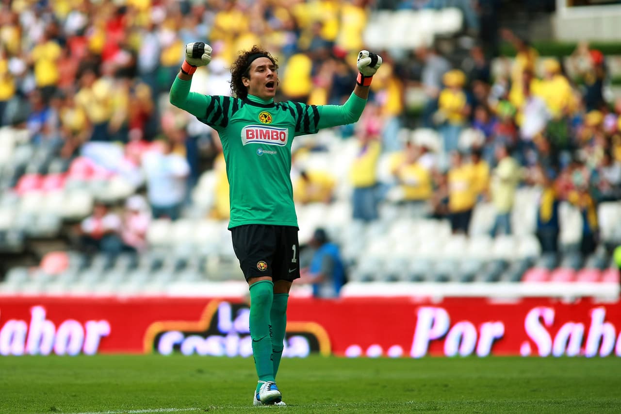 En el Apertura 2004, Ochoa disputó su primer Clásico Nacional.