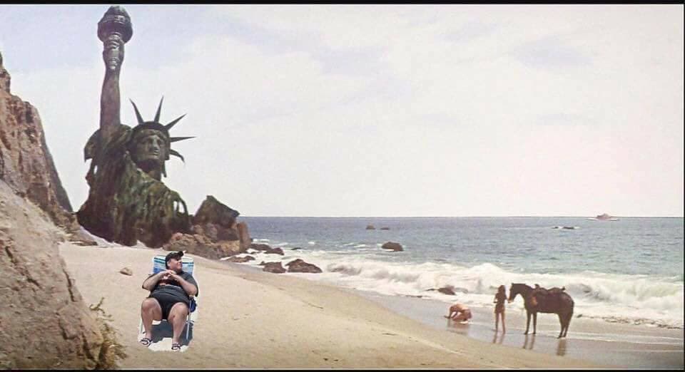 En este otro meme Christie toma el sol en la playa solitaria de 'El planeta de los simios'... vigilado por los restos de la Estatua de la Libertad.
