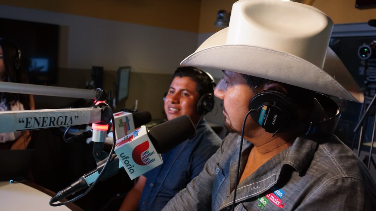 Así fue la visita de
<a href="http://www.univision.com/los-angeles/kmex/noticias/sucesos/si-no-moves-el-carro-te-lo-muevo-yo-la-amenaza-que-cumplio-el-peaton-que-tumbo-el-carrito-de-un-vendedor-de-elotes">Benjamín Ramírez</a>, #ElElotero más famoso del mundo en
<a href="https://www.facebook.com/buenomalafeo/?fref=ts"> 'El Bueno, La Mala y El Feo'.</a>