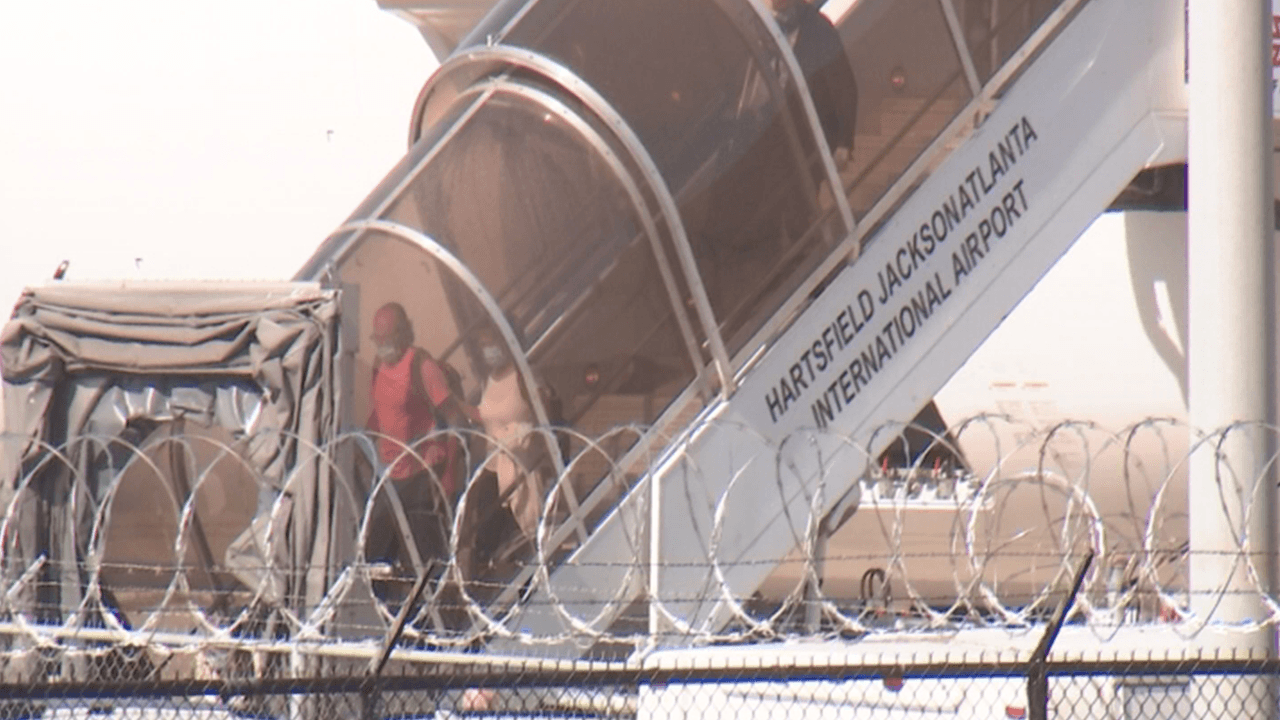 Llegan al aeropuerto de Atlanta pasajeros en cuarentena por coronavirus provenientes del crucero Costa Luminosa