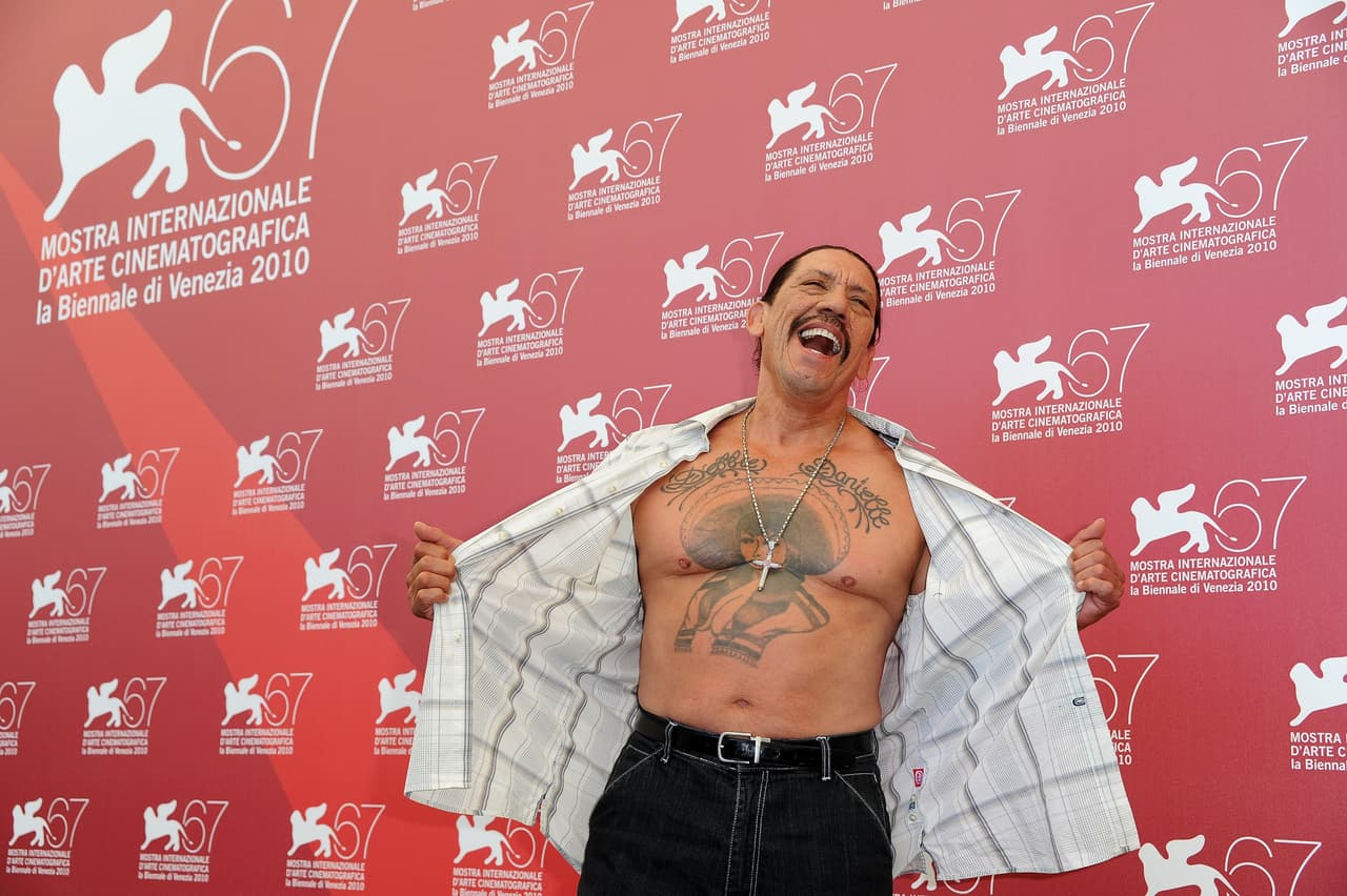 Trejo, quien 
<b><a href="https://peopleenespanol.com/article/danny-trejo-hara-su-debut-en-el-negocio-de-los-tacos/" target="_blank">desde 2016 es dueño de la taquería Trejo's Tacos</a></b>, interpretó un personaje que fue asesinado por el de Robert De Niro en 'Heat' (1995). Otro fue víctima de un taco de billar en 'From Dusk Till Dawn' (1996) y en 'Anaconda', se suicidó.