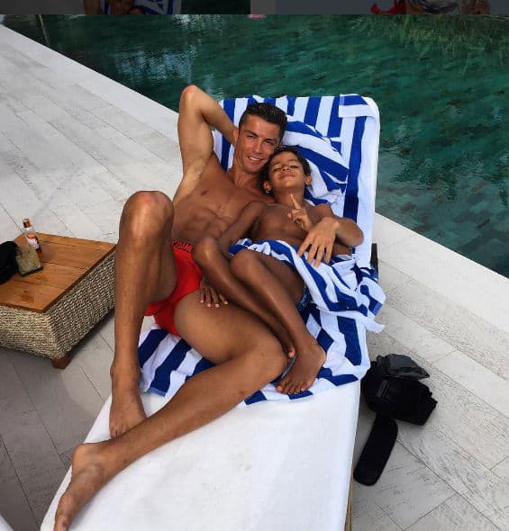 Cristiano Ronaldo y su hijo, en una tarde de piscina.