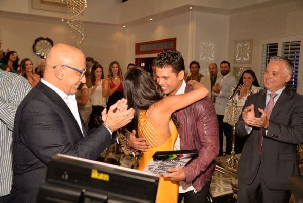 Volte pa' que te enamores"Voltea Pa' Que Te Enamores" comenzó las grabaciones con el tradicional claquetazo. Esta nueva telenovela contará con las actuaciones de Pedro Moreno, María Elena Dávila, Cristina Bernal, Frances Ondiviela, Cecilia Gabriel, Harry Geithner, Fernando Carrera, Roberto Matheus, Victor Cámara, Lupita Ferrer, Eduardo Serrano, William Valdez, Nastasha Dominguez, Maite Embil, Adrian Di Monti, Mariet Rodriguez, Mijail Mulkay, Ariel López Padilla, Mauricio Mejías, y Alfredo Huereca.