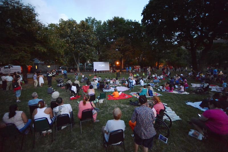 <b>2.- Cine bajo las estrellas gratis</b>
<br>Lleva una sábana, alimentos y prepárate para una noche de cine gratis y bajo las estrellas.
<br>
<br>
<b> Viernes 30 de agosto</b>
<br> Película: Barbie
<br> Lugar: Cancha de tenis de Crotona Park, en El Bronx.
<br> Hora: 8:00 p.m.–10:30 p.m.
<br> 
<b><a href="https://www.nycgovparks.org/events/2024/08/30/movies-under-the-stars-barbie" target="_blank">Más información en el siguiente enlace.</a></b>
<br>
<br> Película: Indiana Jones: llamada del destino
<br> Lugar: Clawson Playground en Staten Island
<br> Hora: 8:00 p.m.–10:30 p.m.
<br> 
<b><a href="https://www.nycgovparks.org/events/2024/08/30/movies-under-the-stars-indiana-jones-dial-of-destiny" target="_blank">Más información en el siguiente enlace.</a></b>
<br>
<b> </b>