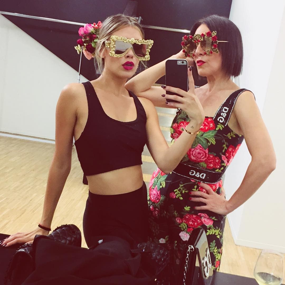 Stephanie Salas es madre de dos: 
<b><a href="https://www.univision.com/famosos/michelle-salas-hija-luis-miguel-hijos-aracely-arambula-fotos" target="_blank">Michelle (33 años) y Camila (25). </a></b>
<br>