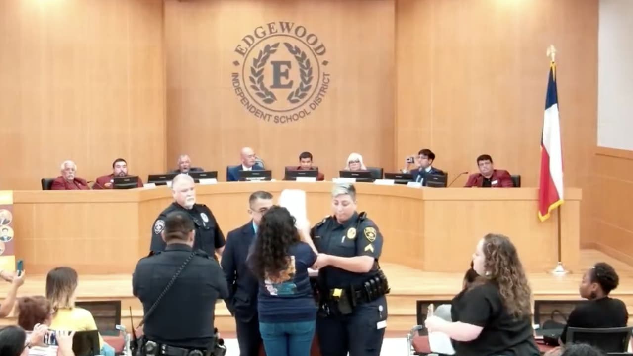 Autoridades del distrito escolar le pidieron que terminara su discurso y ella siguió leyendo su reclamo. Le e
<b>nviaron agentes para retirarla de la sala, pero esto llegó más lejos: terminó arrestada. </b>