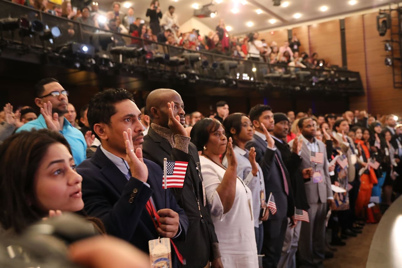 Las personas que tengan 65 años de edad o más, con más de 20 años de residencia, solo tienen que estudiar 20 preguntas en vez de las 100. 
<br>
<br>Le harán 10 preguntas en la entrevistas y deberá contestar 6 correctas.