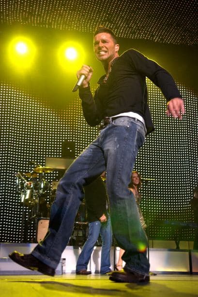 En mayo de 1999 lanzó un disco homónimo que contenía temas en inglés y español. Fue tal el éxito de su material que debutó como número uno en la lista de 200 álbumes de Billboard. Además fue certificado 7 veces disco de platino.