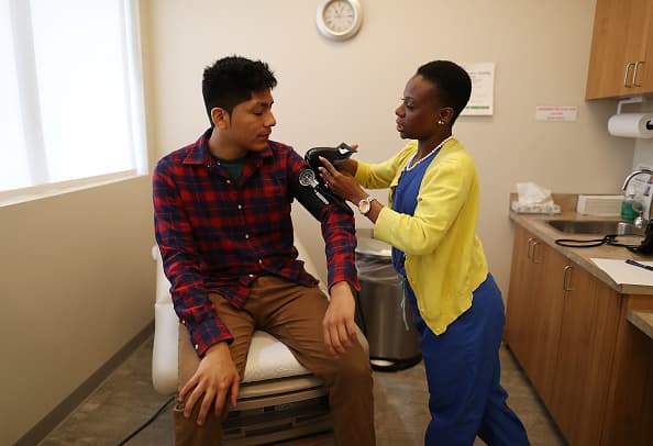 Cae la cantidad de personas sin cobertura médica, pero los hispanos siguen siendo quienes más carecen de seguro