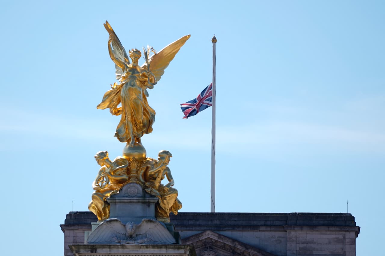 En el palacio de Buckingham, la bandera nacional, conocida como Union Flag o Union Jack, permaneció a media asta