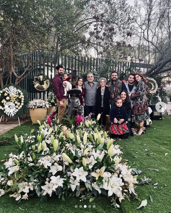 Él colgó esta foto en donde se ve algunos integrantes de la familia junto a 
<b><a href="https://www.univision.com/shows/el-gordo-y-la-flaca/los-fernandez-habrian-pedido-que-la-escultura-a-vicente-este-lista-de-manera-inmediata-video" target="_blank">doña Cuquita posando sobre el sepulcro de 'Chente'</a></b>, en uno de los jardínes del rancho. 
<br>