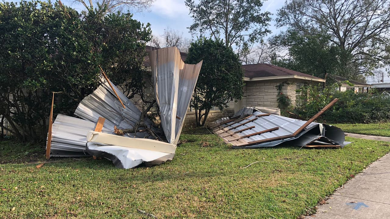 El domingo las autoridades comenzaron la evaluación de daños y a realizar trabajos de limpieza para remover los escombros.