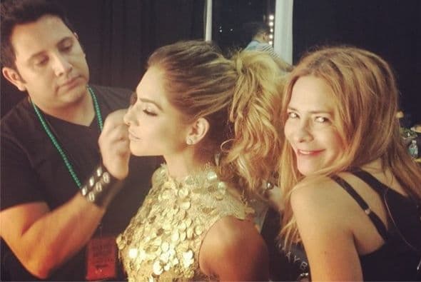 Antes de anunciar su nuevo y ambicioso proyecto llamado 'La Banda', Ale pasó a maquillaje para relajarse y lucir radiante ante las cámaras.