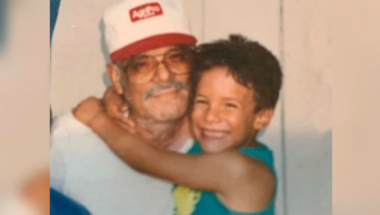 "Hoy y siempre te recuerdo con una sonrisa. Gracias a Dios, tengo la dicha de decir que
<b> tuve el mejor padre del mundo</b>. Un hombre de honra, integridad, buen corazón y muy trabajador. Lo amo papá, y hoy en vez de estar triste, celebro su vida", escribió el prometido de Chiquis Rivera junto a esta imagen que lo muestra de chico junto al hombre que le dio la vida.