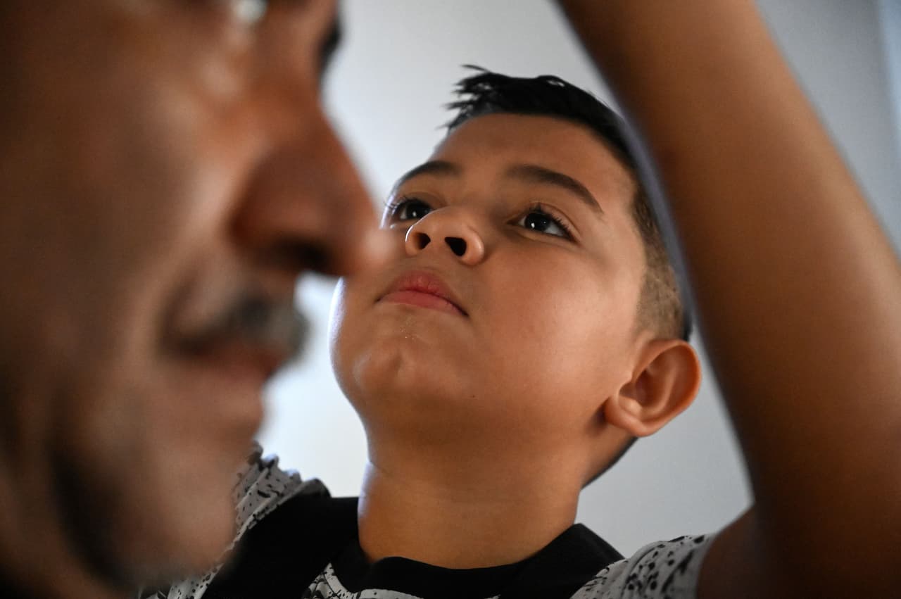 "La barbería me gusta mucho y estudiar también", contó el niño a la agencia AFP sentado en el patio frente a
<b> su negocio, Eduar Barber Shop, en Comayagua, unas 50 millas (unos 80 km) al norte de Tegucigalpa.</b>
<br>