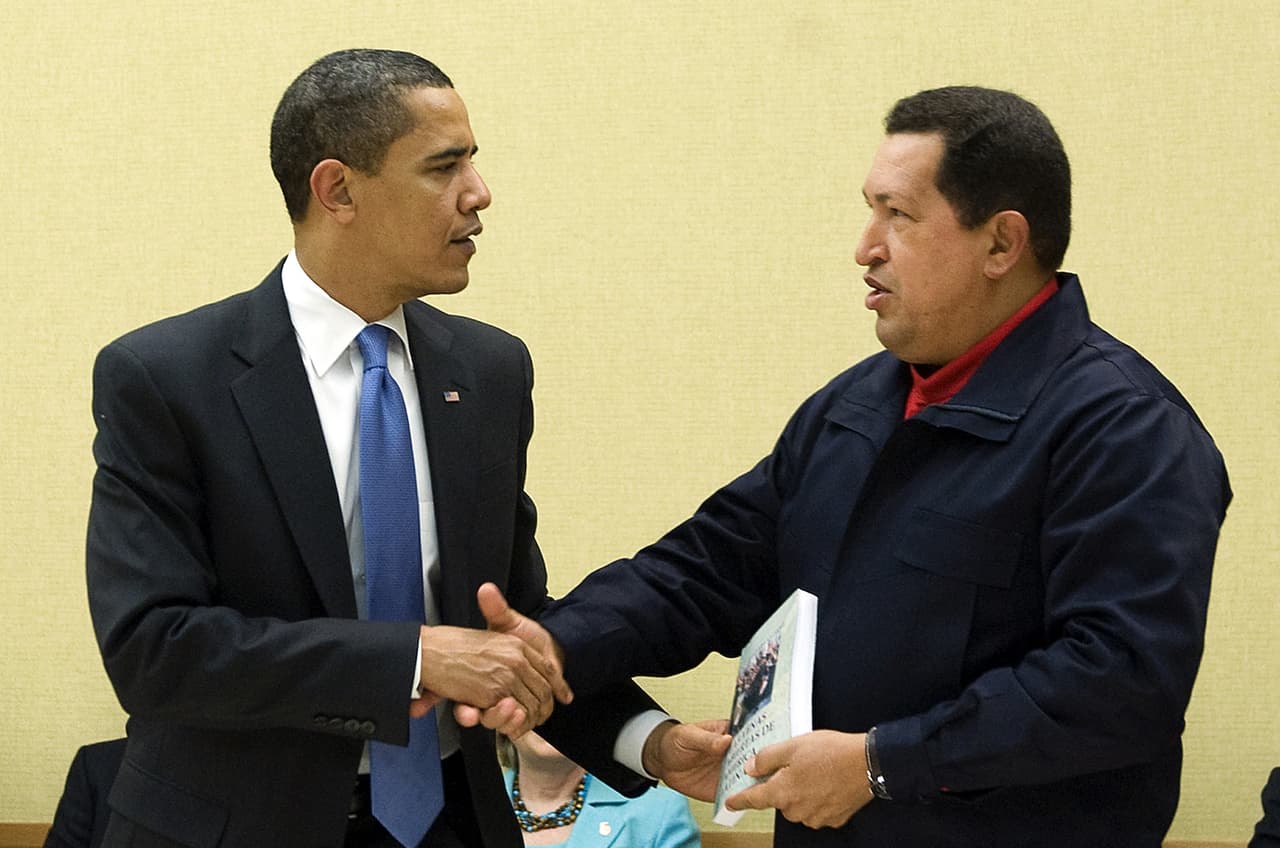 Barack Obama y Hugo Chávez se saludan en la Cumbre de las Américas de 2009 en Trinidad y Tobago.