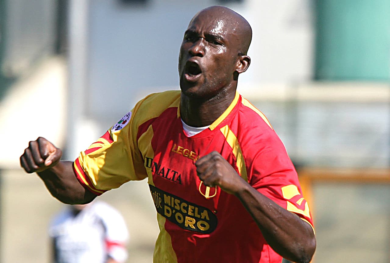 Zoro, jugador del Messina tomó el balón y amenazó con irse a mitad del partido, para que la afición dejara los insultos racistas a un lado.