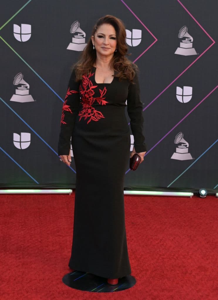 <b>Gloria Estefan</b> es una de las estrellas que engalanó la noche con una presentación musical. La cantante cubana caminó por la alfombra con un ajustado vestido negro con un estampado de flores.
<br>