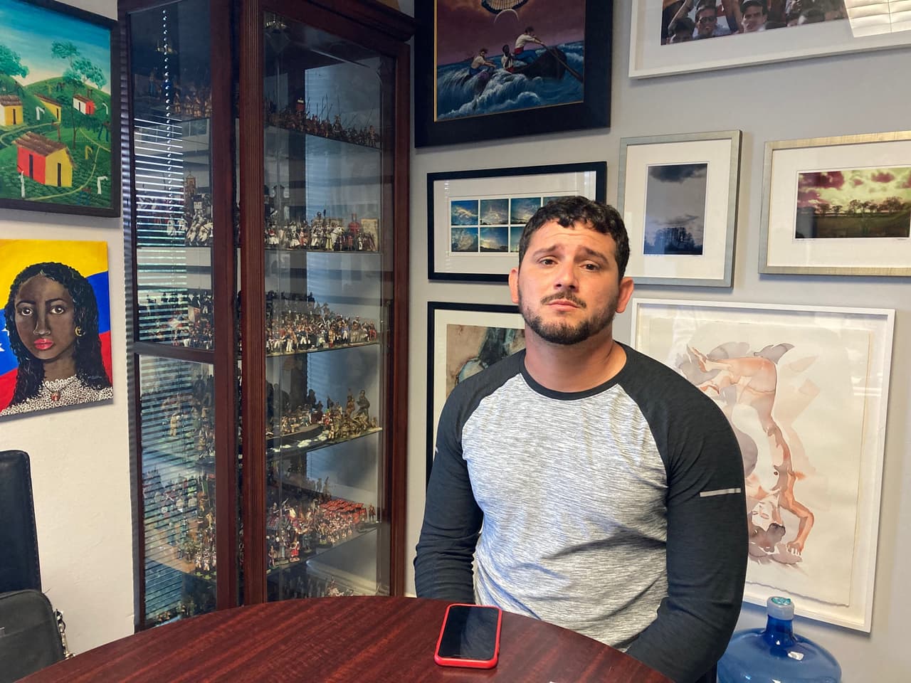 El migrante cubano Reyniel Sánchez, de 31 años, sigue traumatizado tras ser secuestrado por un cártel criminal en Reynosa, México, después de salir de Cuba en un vuelo chárter hacia Nicaragua en mayo del 2022. Foto tomada en la oficina de su abogado de inmigración, Wilfredo Allen.
<br>