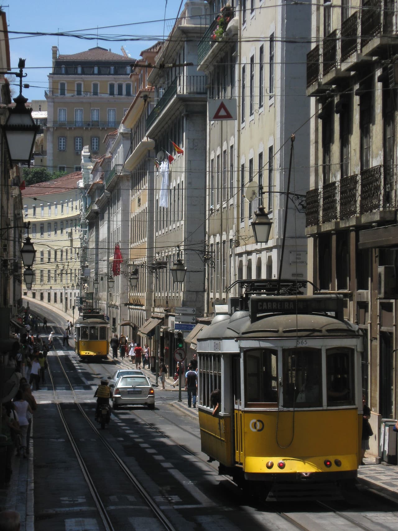 En 
<b>Lisboa</b>, la capital portuguesa, pervive un aire nostálgico muy atractivo para los viajeros capaces de dejarse llevar no sólo a otros espacios, sino también a otros tiempos. | Foto: Getty Images.