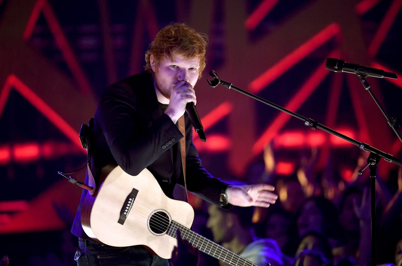 "I'm in love with the shape of you, we push and pull like a magnet do. Although my heart is falling too, I'm in love with your body". Por supuesto que Ed Sheeran no dejó a la audiencia con los deseos de escuchar su éxito 'Shape of You'.