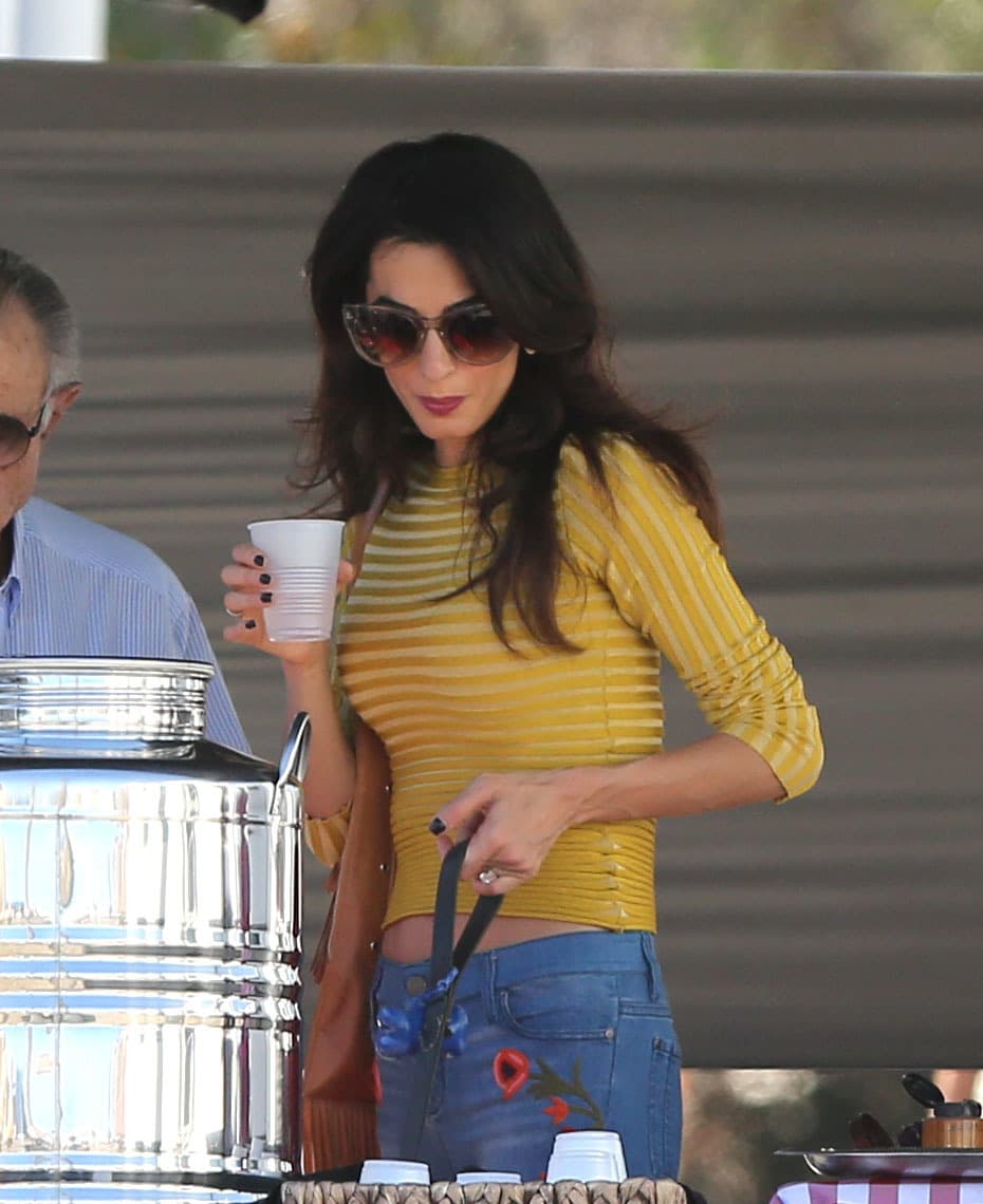 La abogada, con anteojos negros, viendo qué tomaba.