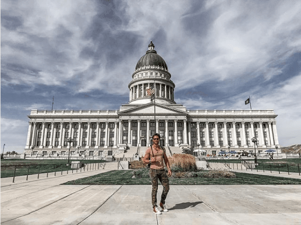 8 - “Mira con los ojos del turista que
<b>ven belleza donde todos ven rutina</b>”.