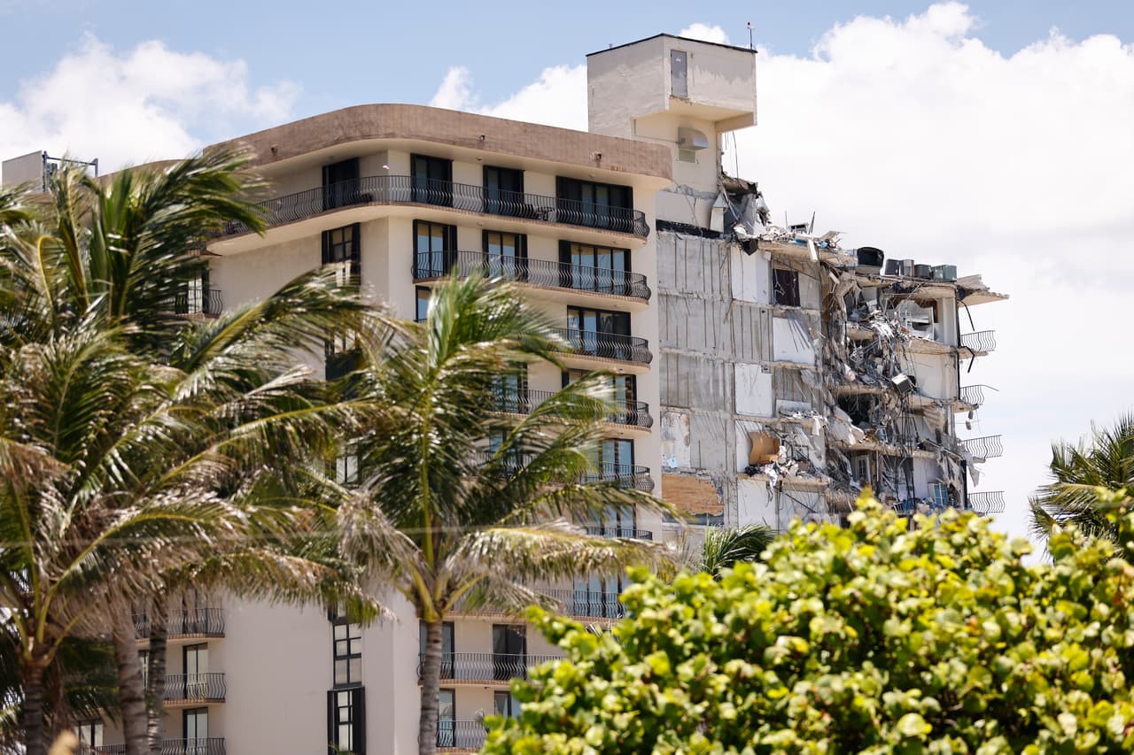 Detienen el operativo de búsqueda y rescate en Surfside por preparativos para demoler el edificio que queda en pie 