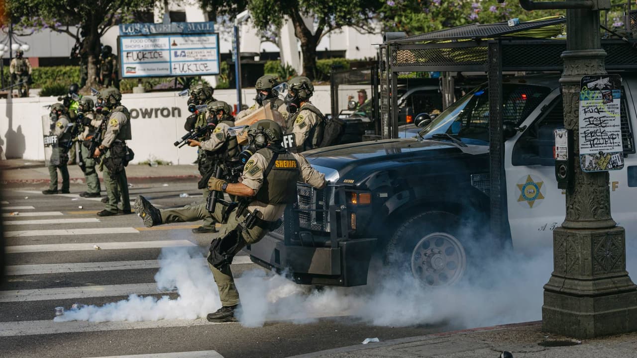 Lo acusan de planear ataques contra policías en Los Ángeles durante protestas: Hombre arrestado en Arizona