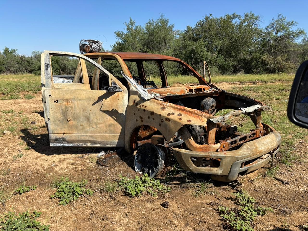 Los vehículos 
<b>presentaban orificios similares a los que se producen por impactos</b> de arma de fuego.