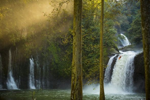 Dane Jackson en un salto por una cascada durante el Primer Descenso Red Bull: Proyecto Michoacán, en Tlapacoyan, VE, México, 4 de Diciembre, 2013.