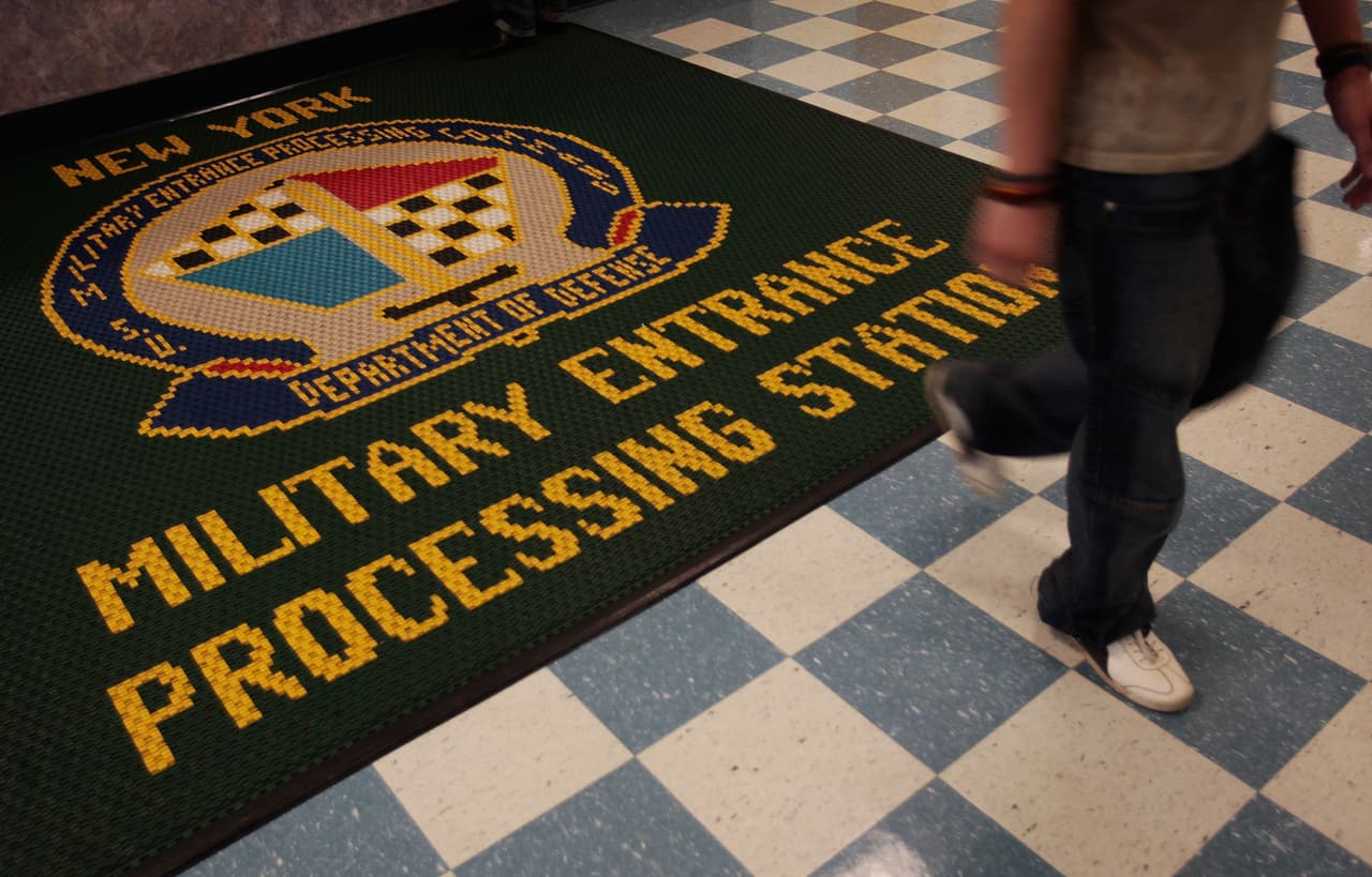 La base militar Fort Hamilton, por ejemplo, en donde ocurrió
<a href="https://www.univision.com/nueva-york/wxtv/noticias/inmigracion/fue-a-entregar-una-pizza-en-una-base-del-ejercito-los-militares-llamaron-a-ice-y-ahora-sera-deportado"> la detención del hombre de 35 años que fue a llevar el domicilio de unas pizzas,</a> explicó en su momento que "los funcionarios del Departamento de Defensa, desde sus comandos, 
<b>están autorizados a tomar medidas necesarias y dentro de la ley para proteger al personal y sus instalaciones". </b>Explicaron que actuaron tras descubrir "una orden federal de arresto en su contra, lo que instó a los oficiales a contactar a las autoridades apropiadas".