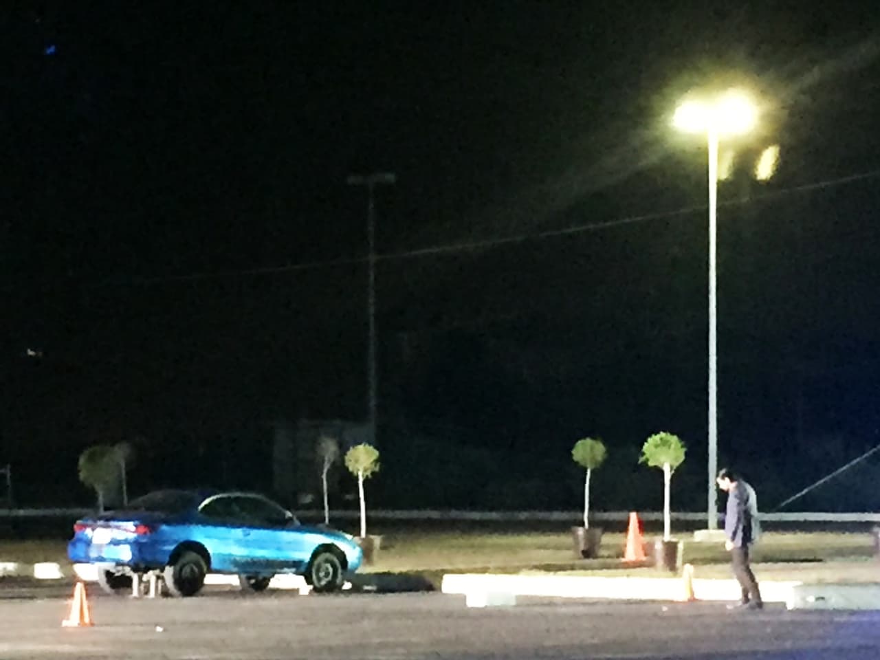 Dramáticamente el jefe de los agentes, interpretado por Rafael Simón, se acercó a su carro sin sospechar que dentro había una bomba.