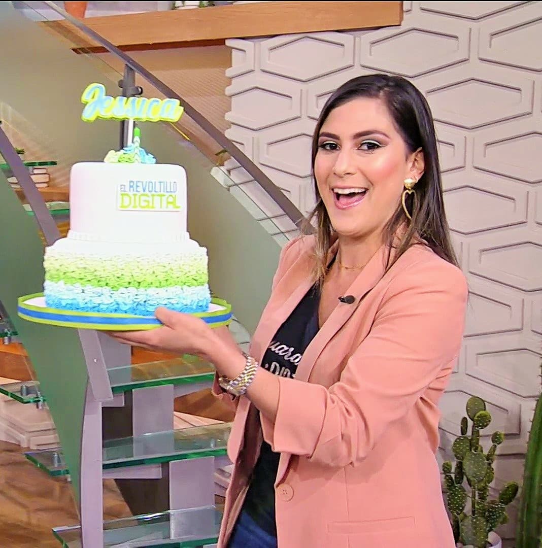 Emocionada recibió la colorida torta y posó para las cámaras de nuestro programa.