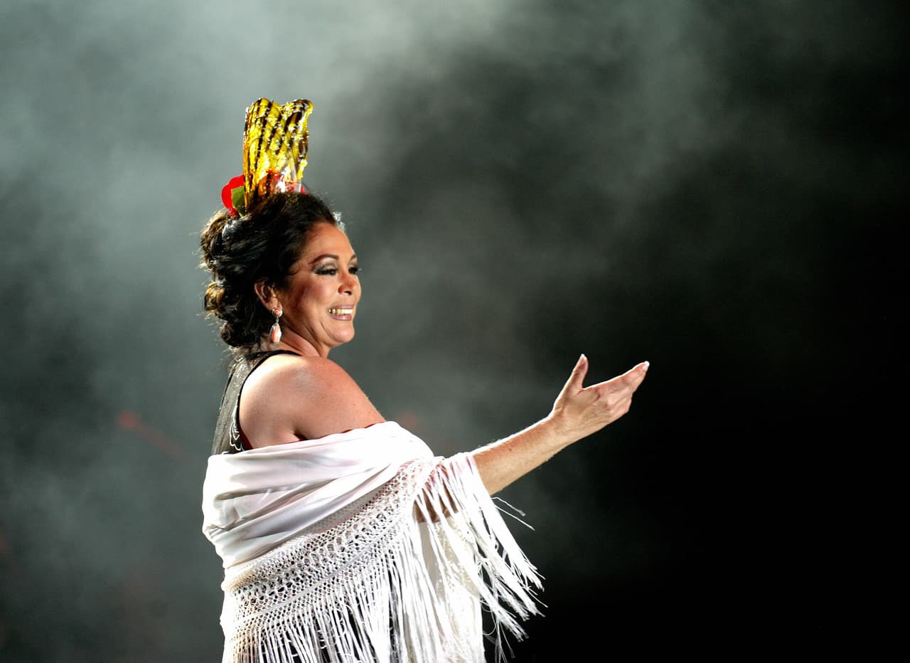 Premio Lo Nuestro ha entregado año tras año un reconocimiento a la artista femenina del año en tres categorías: pop, regional mexicano y tropical. La primera en ganar uno fue Isabel Pantoja en 1989.