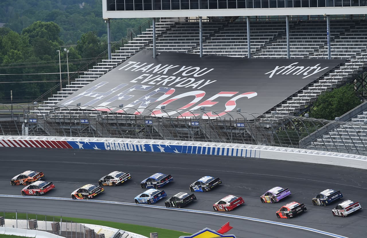 Como parte del nuevo calendario 2020 en respuesta a la pandemia del covid-19, la carrera 500k de la Nascar Cup tuvo lugar sin espectadores. Los fanáticos pudieron sintonizar la transmisión televisiva o escucharla en la estación de radio local, según compartió 
<a href="https://www.charlottemotorspeedway.com/media/news/elliott-ends-streak-bad-luck-with-trip-victory-lane-alsco-uniforms-500.html" target="_blank">Charlottemotorspeedway</a> en su portal web.