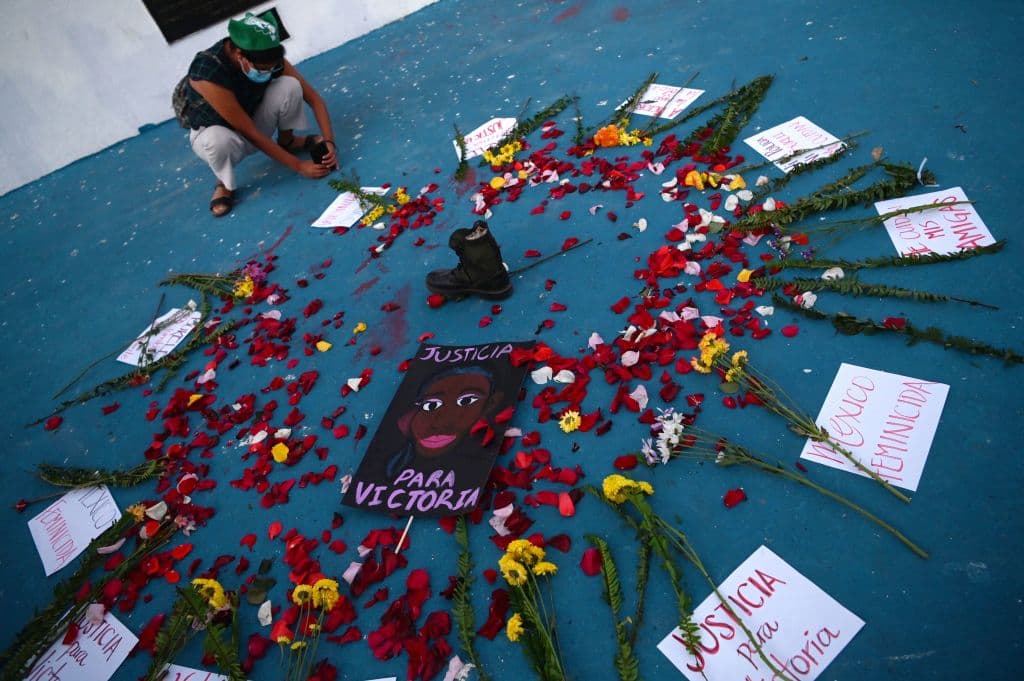 La noche del lunes 29 de marzo, un grupo de mujeres llevó a cabo una protesta por la muerte de Victoria Salazar en la ciudad de Tulum, en el estado mexicano de Quintana Roo, a manos de policías locales.
<b>Las mujeres denunciaron misoginia y racismo</b>.
