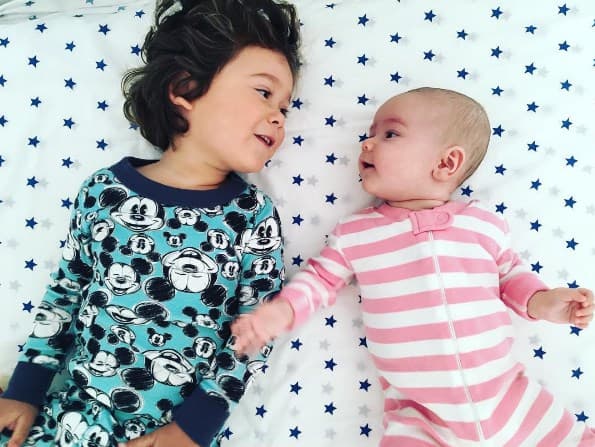 Bruce es el hermano mayor de Alana, y aunque ella aún no camina muy pronto serán cómplices de aventuras.