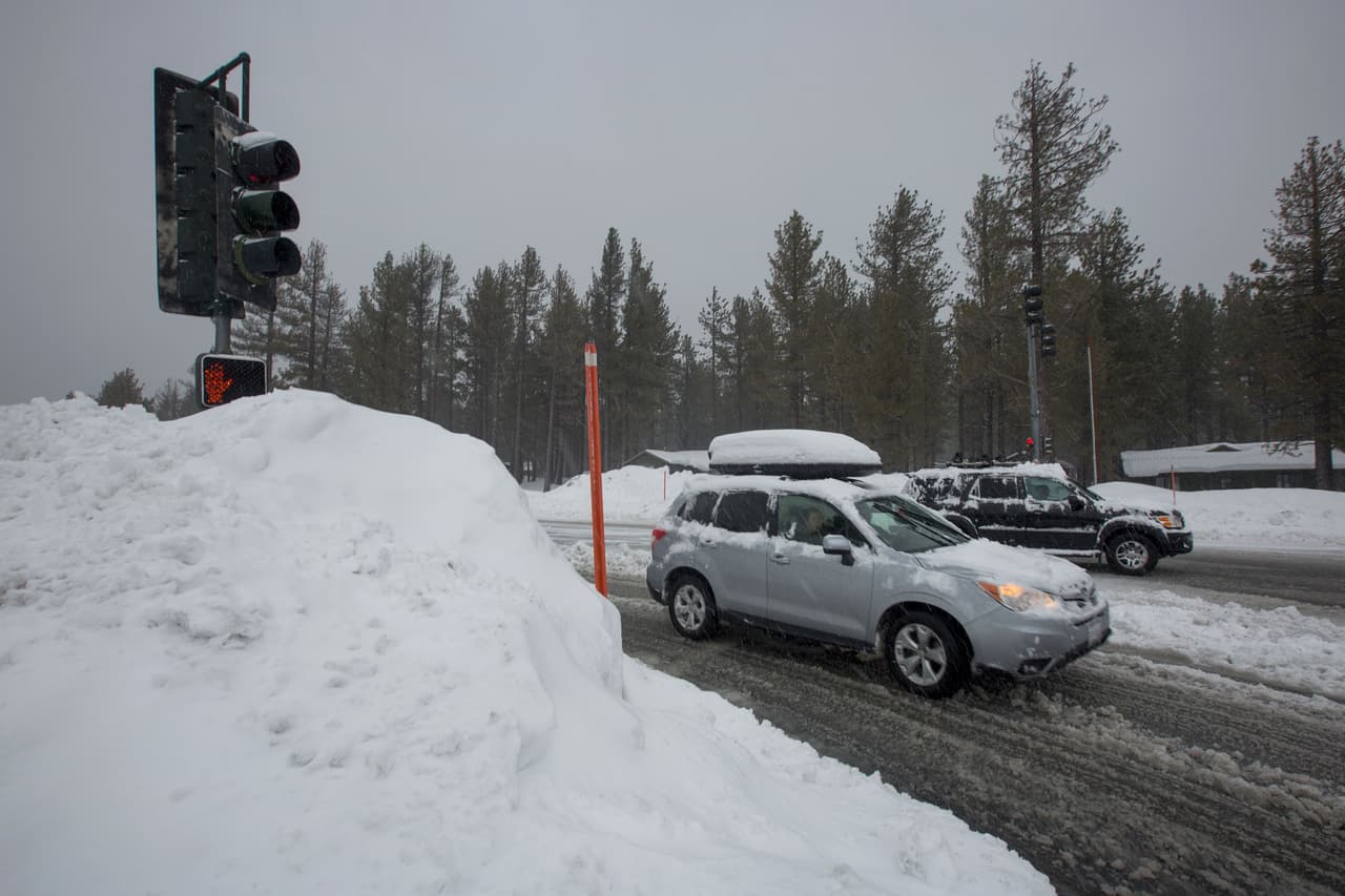 La cantidad de nieve continúa aumentando en el poblado de Mammoth Lakes, a 330 millas de San Francisco, tras el paso de varias tormentas a lo largo de California.
