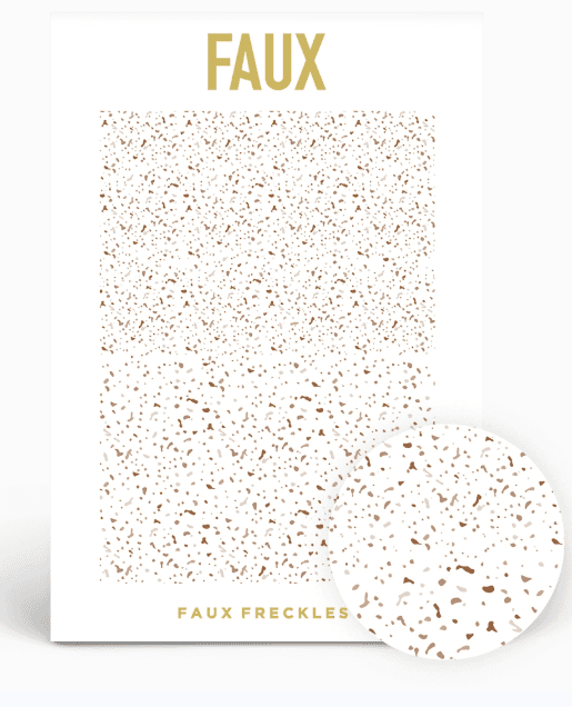 Y como ahora todo el mundo anda con pecas falsas (dibujadas con maquillaje o tatuadas de manera semipermanente), este toque de belleza se ha vuelto imprescindible. Afortunadamente las compañías se han puesto las pilas para resolver todas las necesidades. Faux creó una solución para quienes piensan que pintarlas una a una con lapiz puede ser una tarea que requiere mucho tiempo (que no te sobra). Se trata de Faux Freckles, pecas variadas e imperfectas en adhesivos que vienen en paletas marrón claro y oscuro.
