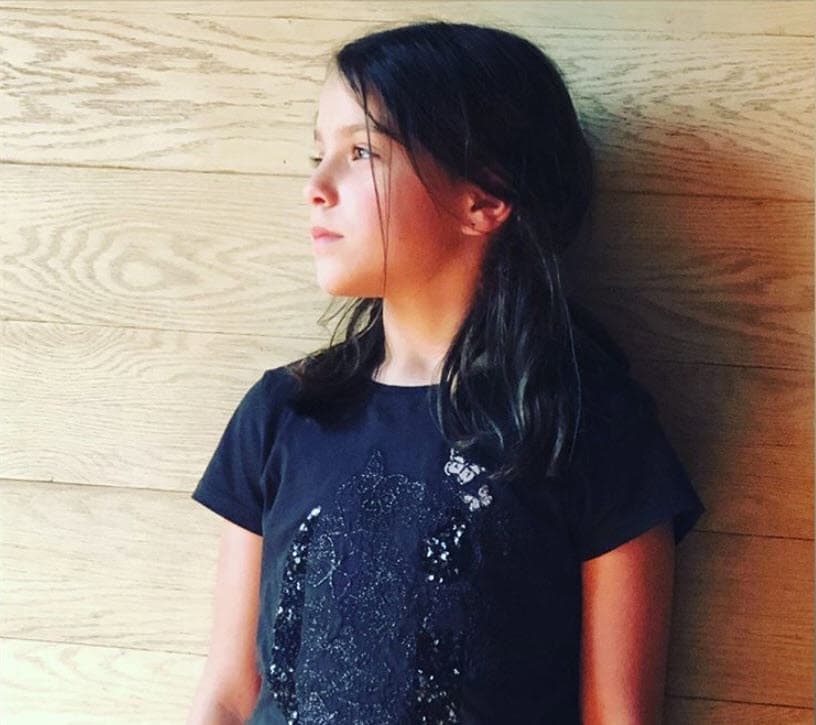 "Nació con 
<b><a href="https://www.univision.com/famosos/lisset-explica-que-su-hija-tiene-es-muy-fuerte-fisicamente-y-eso-le-genero-inconvenientes-en-la-escuela-fotos" target="_blank">una motricidad muy fuerte</a></b>", explicó, "ella es muy fuerte desde chiquita, entonces se jaloneaba por un berrinche, por temple o por lo que tú quieras y lastimaba a los niños". 
<br>